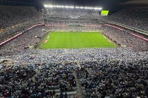 火爆阿根廷热身赛球场在大学校园内，可坐10万人&今日到场9万