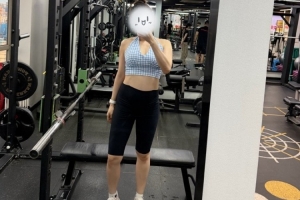 余霜分享健身动态：周五练臀腿～周日练背～今天练胸肩！！