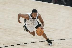 Amick：马刺的现状比较棘手 福克斯还在巅峰不会做替补的准备