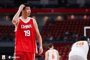 但愿无碍！徐昕3中1拿2分3板1帽 争抢篮板磕到头部离场