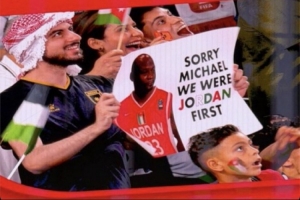 世界杯约旦球迷举牌：抱歉乔丹 我们才是最早的Jordan