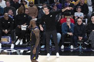 Shams：老詹离开湖人因过去几年的积怨 去年休赛期氛围就已很紧张
