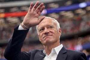 马克龙致敬德尚：感谢多年来引领高卢雄鸡，14年时光属于你的时代